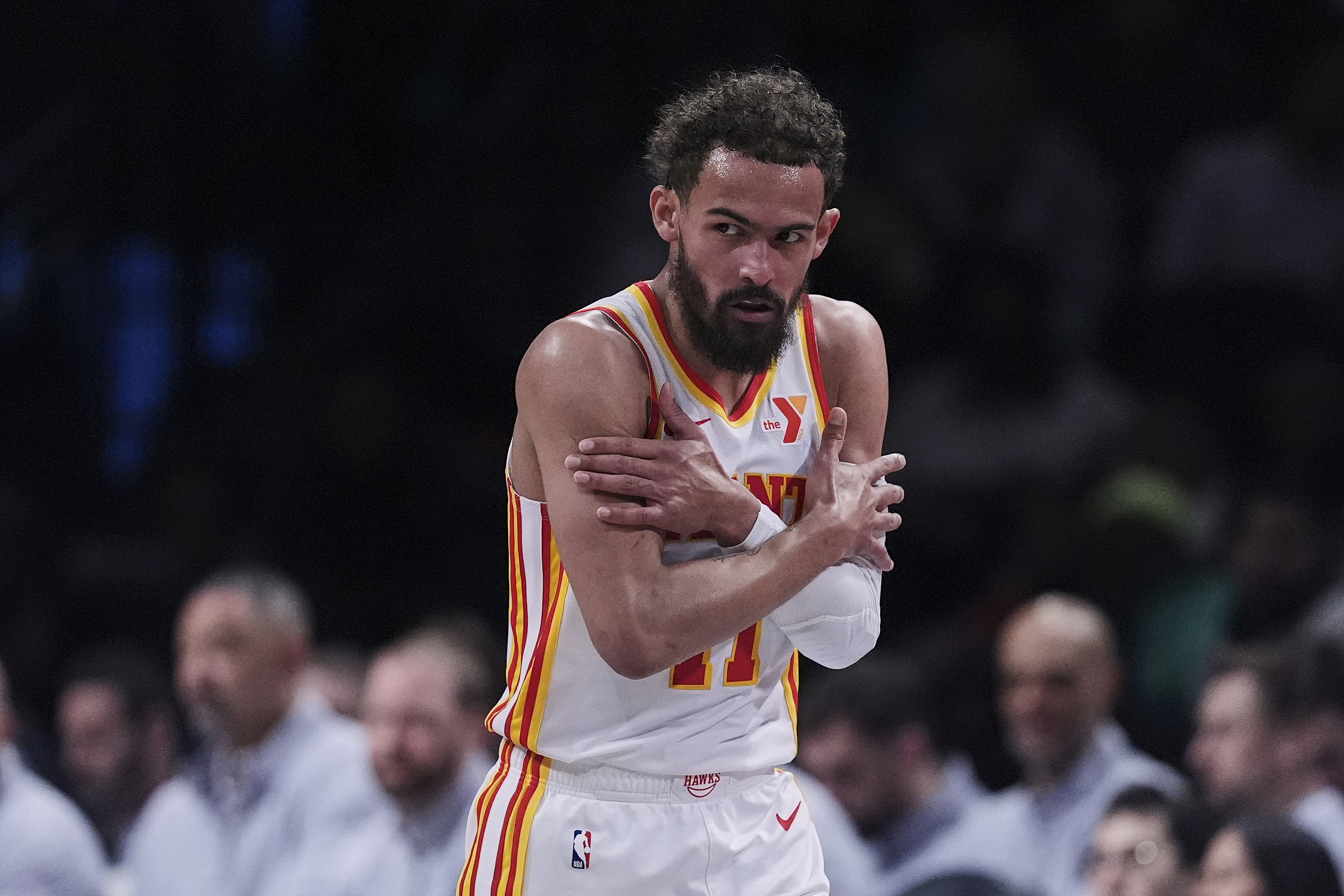 包含老鹰后场防守薄弱，失误频发致使失分不断的词条